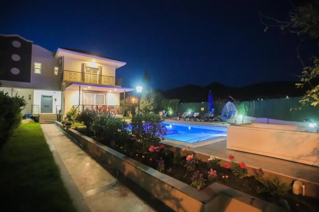 Marmaris'Te Oezel Havuzlu Villa  Marmaris
