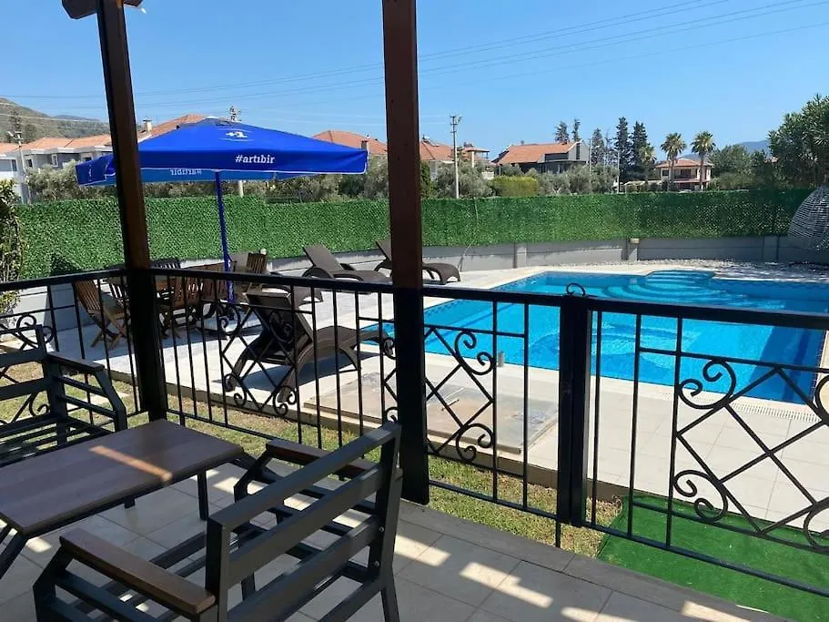 Marmaris'Te Oezel Havuzlu Villa